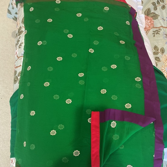 Beautiful Pakistani 3 Piece Suit - Picture 4 of 8